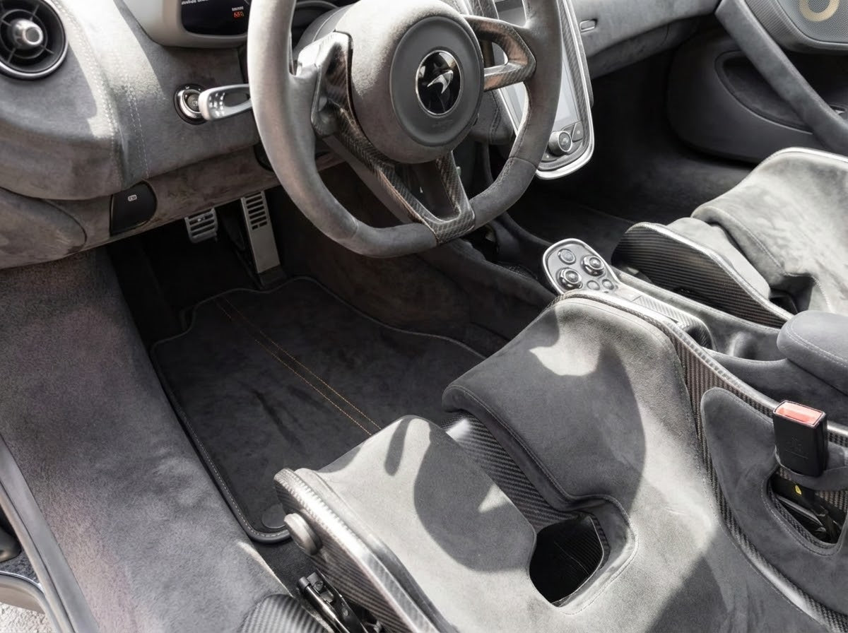 Anpassbare Lederfußmatten mit Doppelrautenmuster für McLaren 600LT (2018-2020) - AutoWin