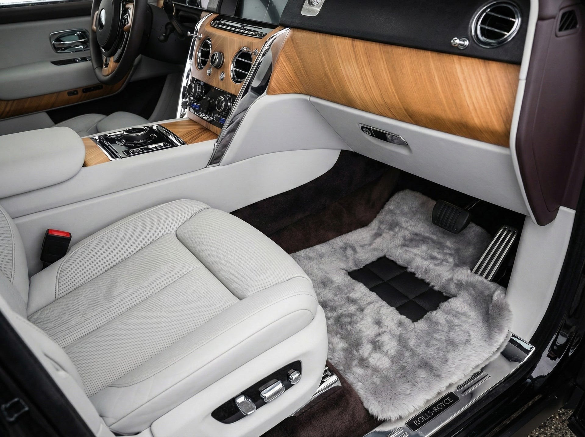 Tappetini auto neri personalizzati per Rolls Royce Cullinan in pelle gialla - AutoWin