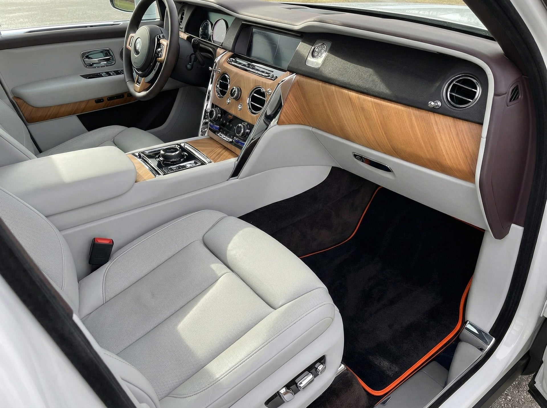Tappetini auto neri personalizzati per Rolls Royce Cullinan in pelle gialla - AutoWin