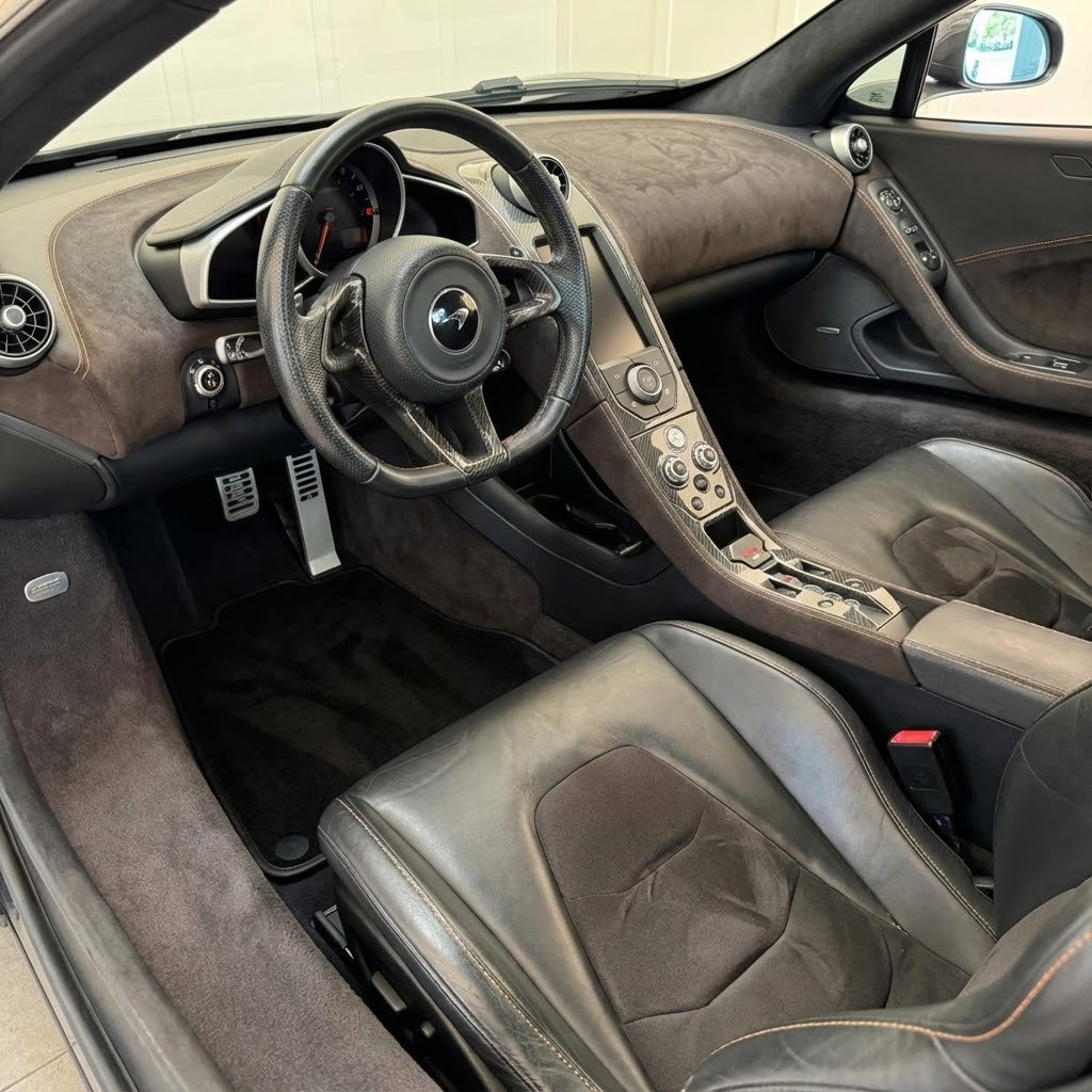 حصائر سيارات لمكلارين MP4-12C (2011–2014) مخصصة باللون الأسود مع حواف صفراء - AutoWin