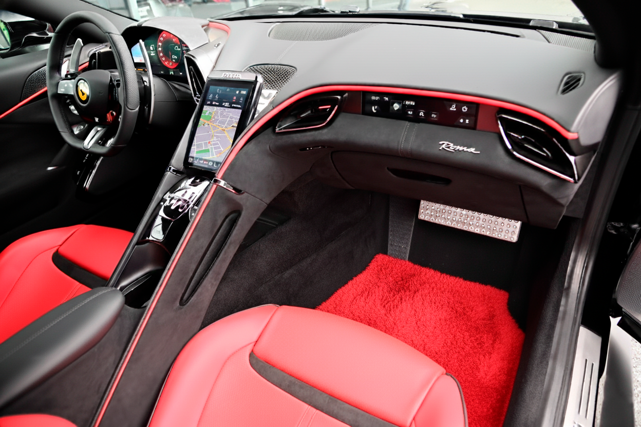 Tapis de voiture en peau de mouton rouge pour Ferrari Roma (2021-2024) - AutoWin