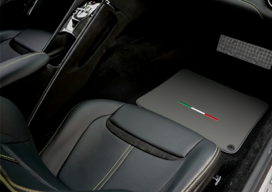 بساط سيارات رمادي لفيراري روما (2021-2024) إصدار إيطالي - AutoWin