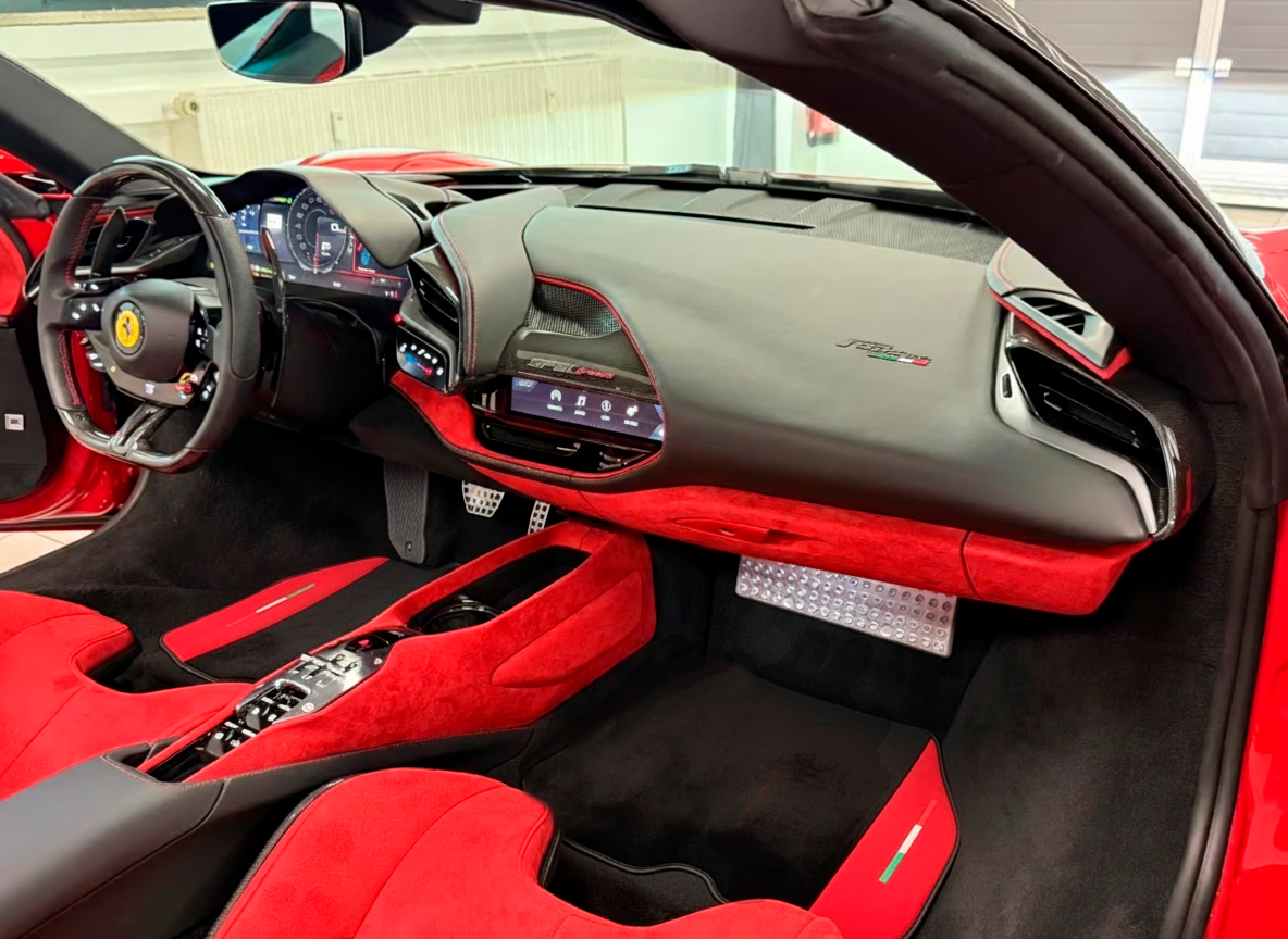 Tapis de voiture noirs pour Ferrari Portofino M (2018-2023) avec cuir - AutoWin