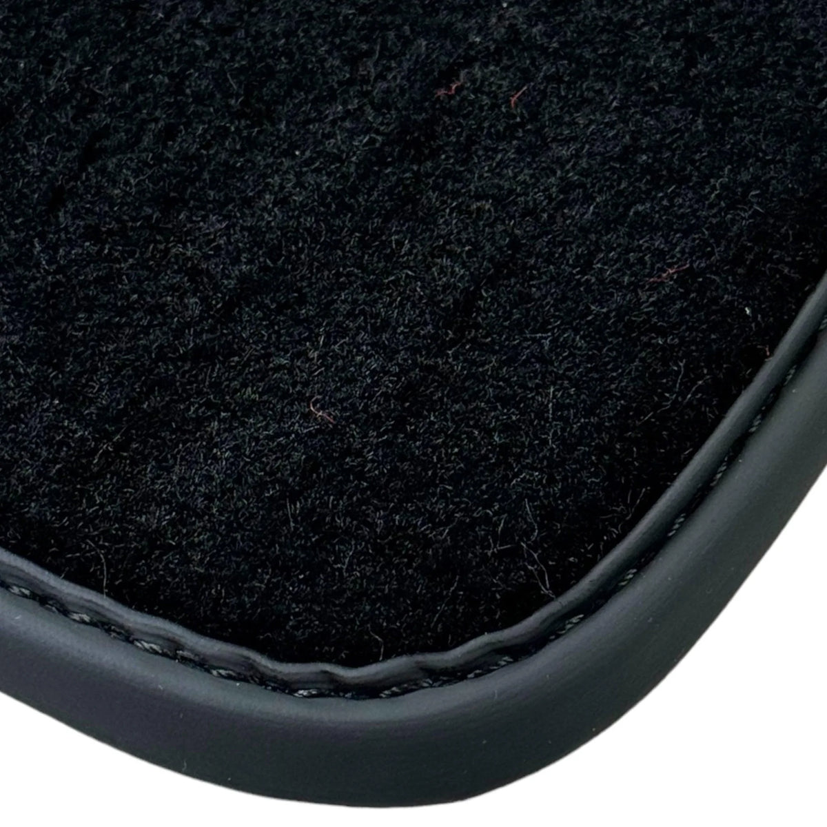 Tapis de sol noirs pour Ferrari 296 GTB (2022-2027) avec fibre de carbone