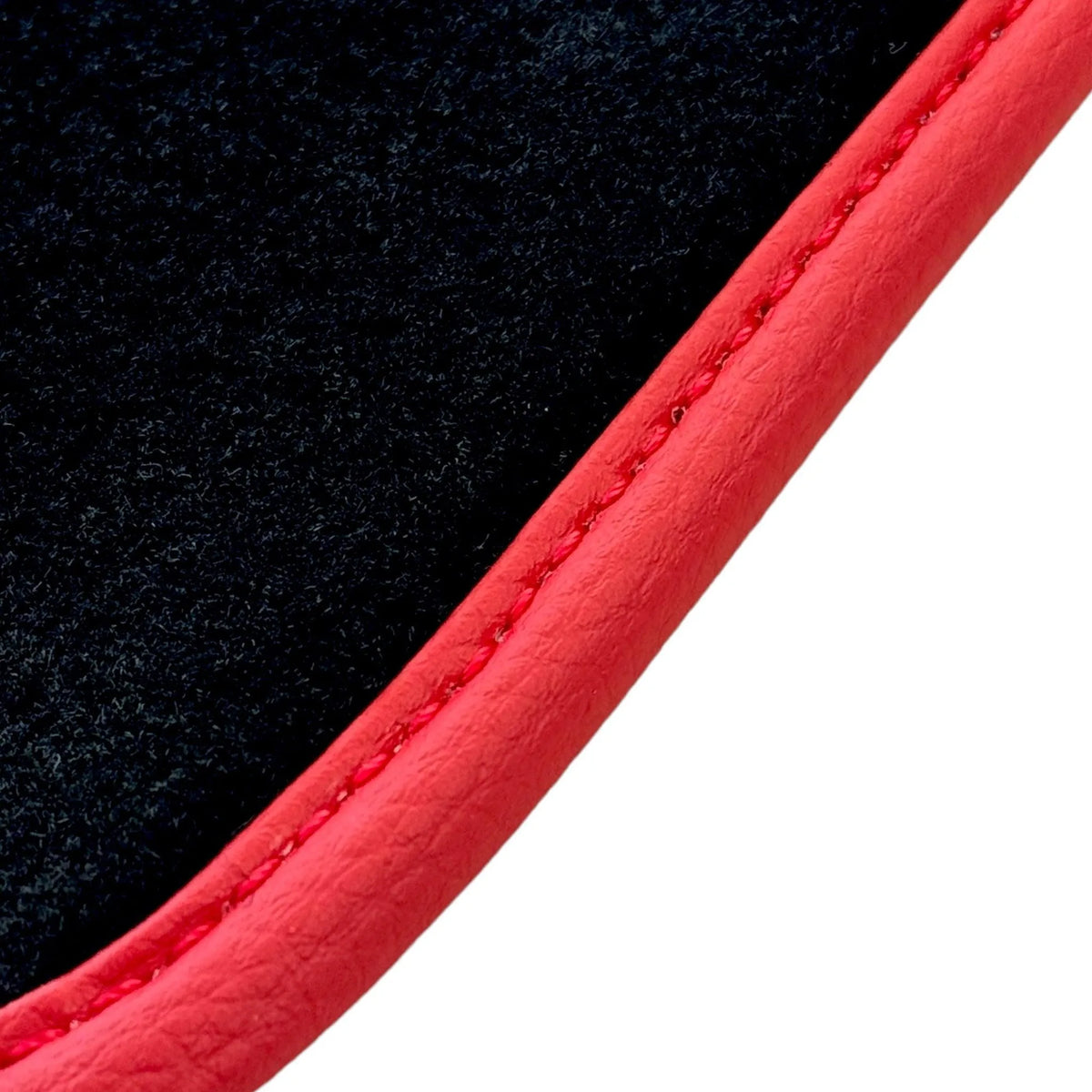 Tapis de sol noirs pour Ferrari 296 GTB (2022-2027) avec fibre de carbone | Bord rouge