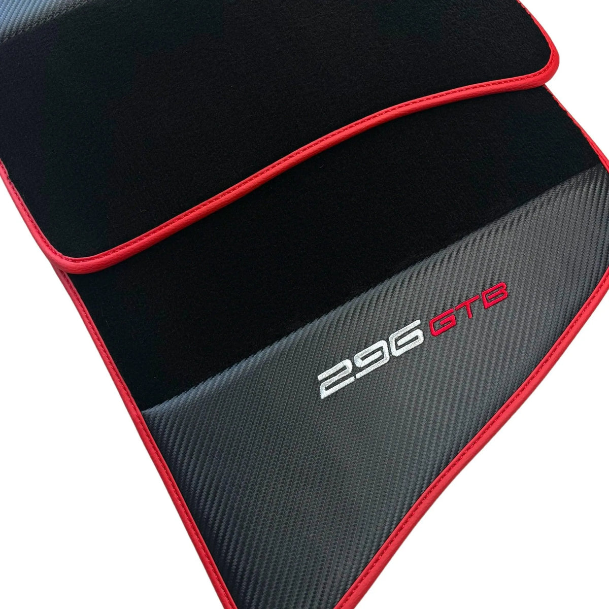 Tapis de sol noir pour Ferrari 296 GTB (2022-2027) avec fibre de carbone | Bord rouge - AutoWin