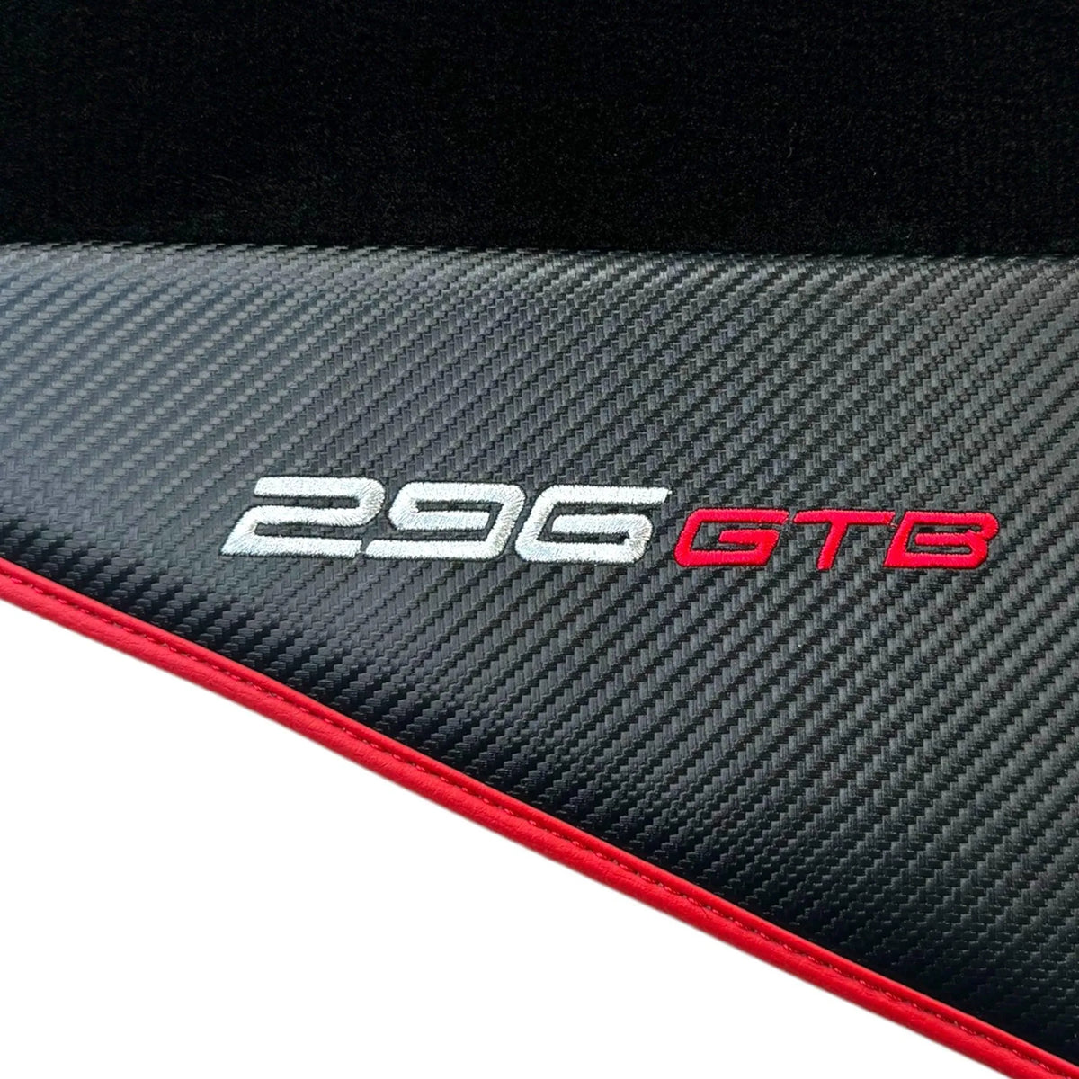 Tapis de sol noir pour Ferrari 296 GTB (2022-2027) avec fibre de carbone | Bord rouge - AutoWin
