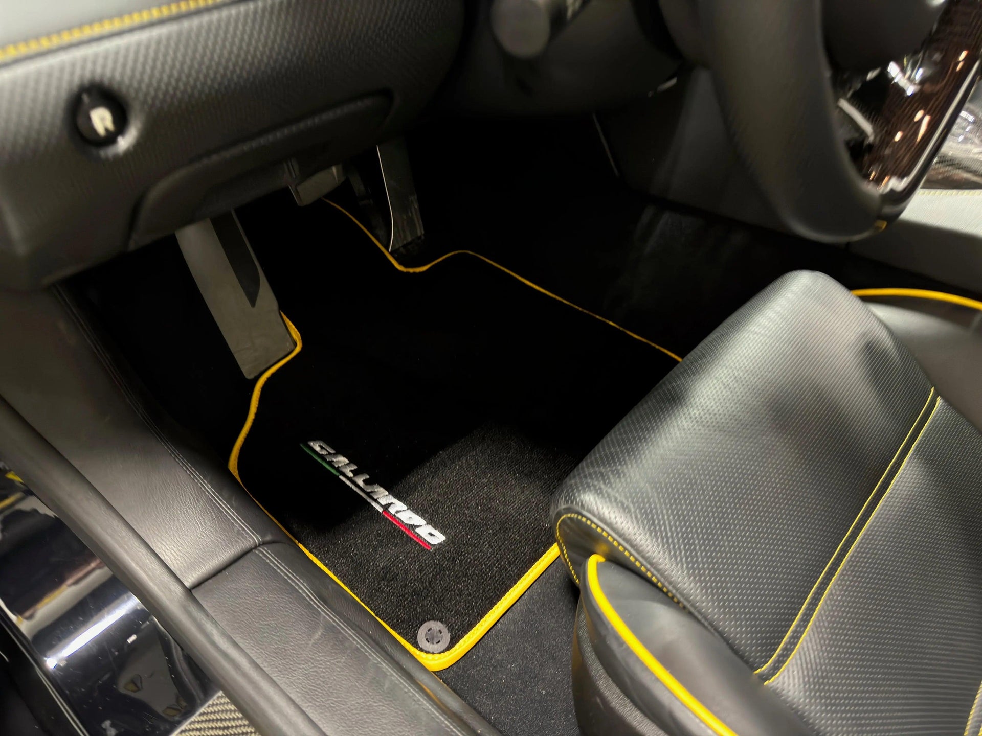 Floor Mats for Lamborghini Gallardo With Yellow Trim - AutoWin