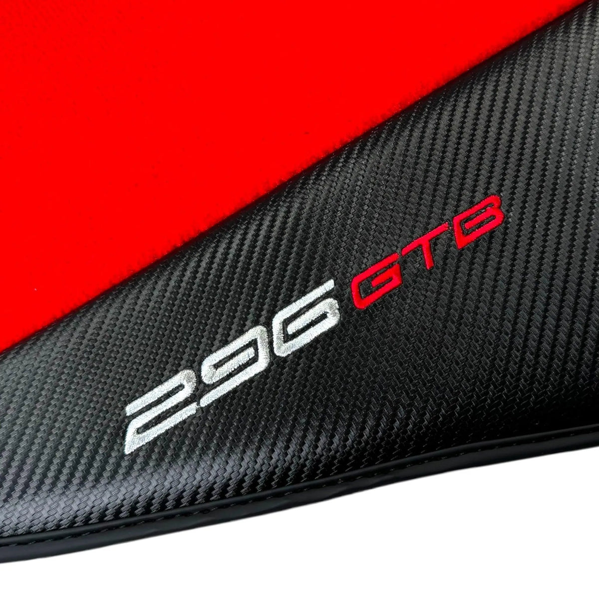 Tapis de sol rouges pour Ferrari 296 GTB (2022-2027) avec fibre de carbone - AutoWin