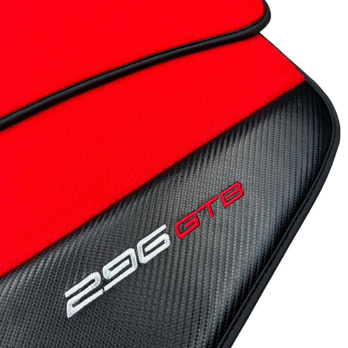 Tapis de sol rouges pour Ferrari 296 GTB (2022-2027) avec fibre de carbone - AutoWin