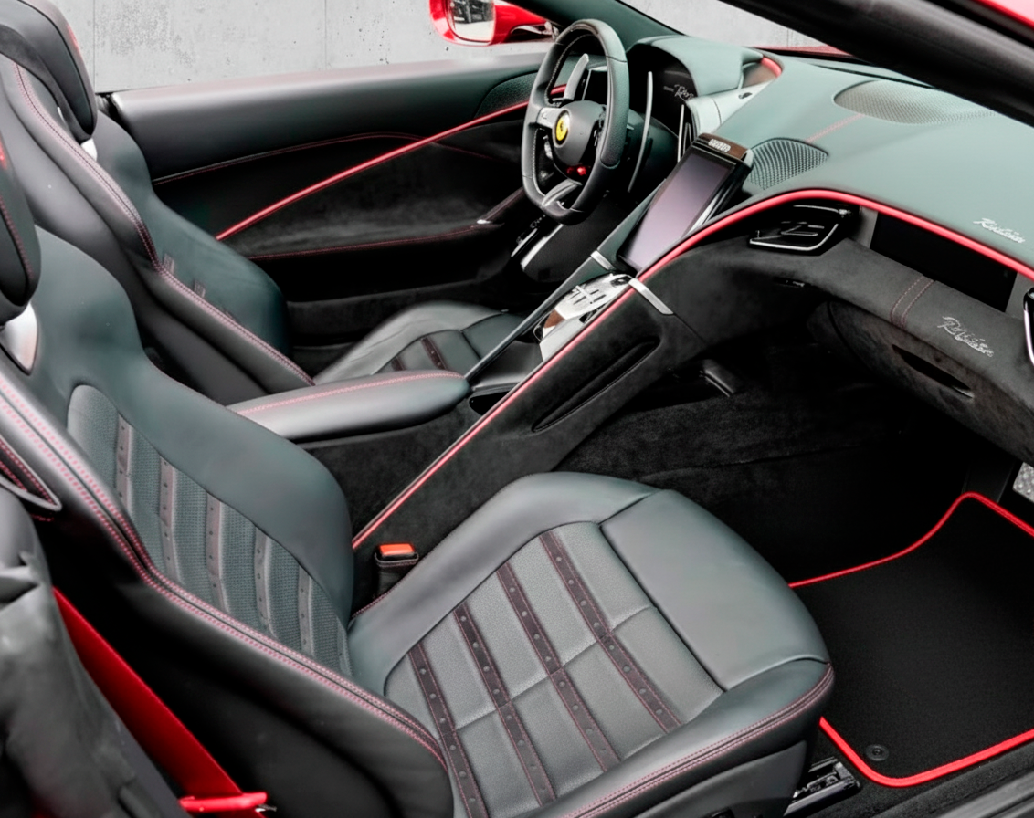 Tapis de voiture noirs pour Ferrari Roma (2021-2024) édition italienne avec bord rouge - AutoWin