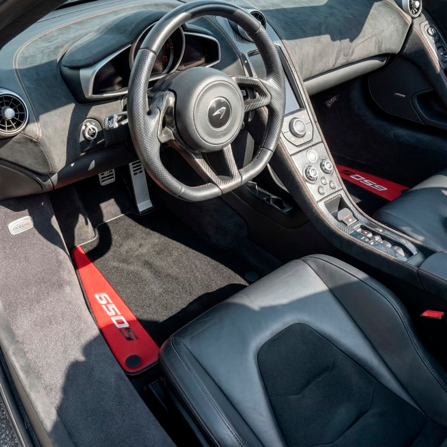 سجاد سيارات سوداء لمكلارين 650S مصممة مع جلد أحمر