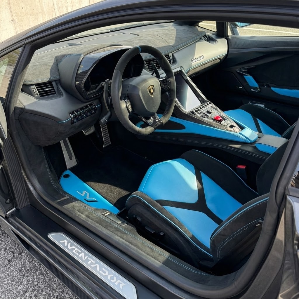 Tapis de voiture noir pour Lamborghini Aventador SVJ avec cuir bleu