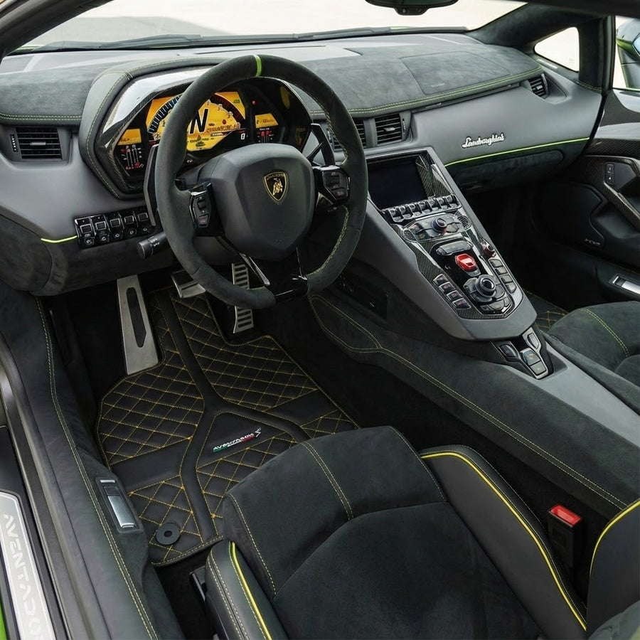Anpassbare schwarze Lederfußmatten für Lamborghini Aventador S | Gelbe Nähte