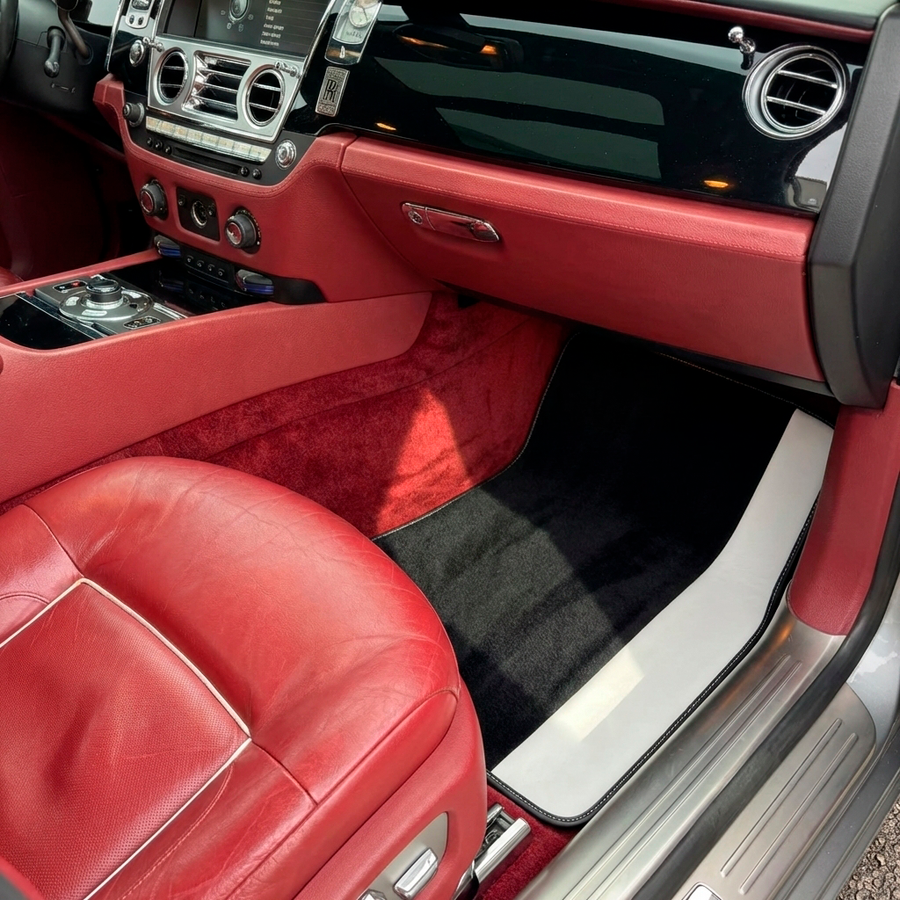 Schwarze Fußmatten für Rolls Royce Ghost Serie II (2021–2024) mit weißem Leder