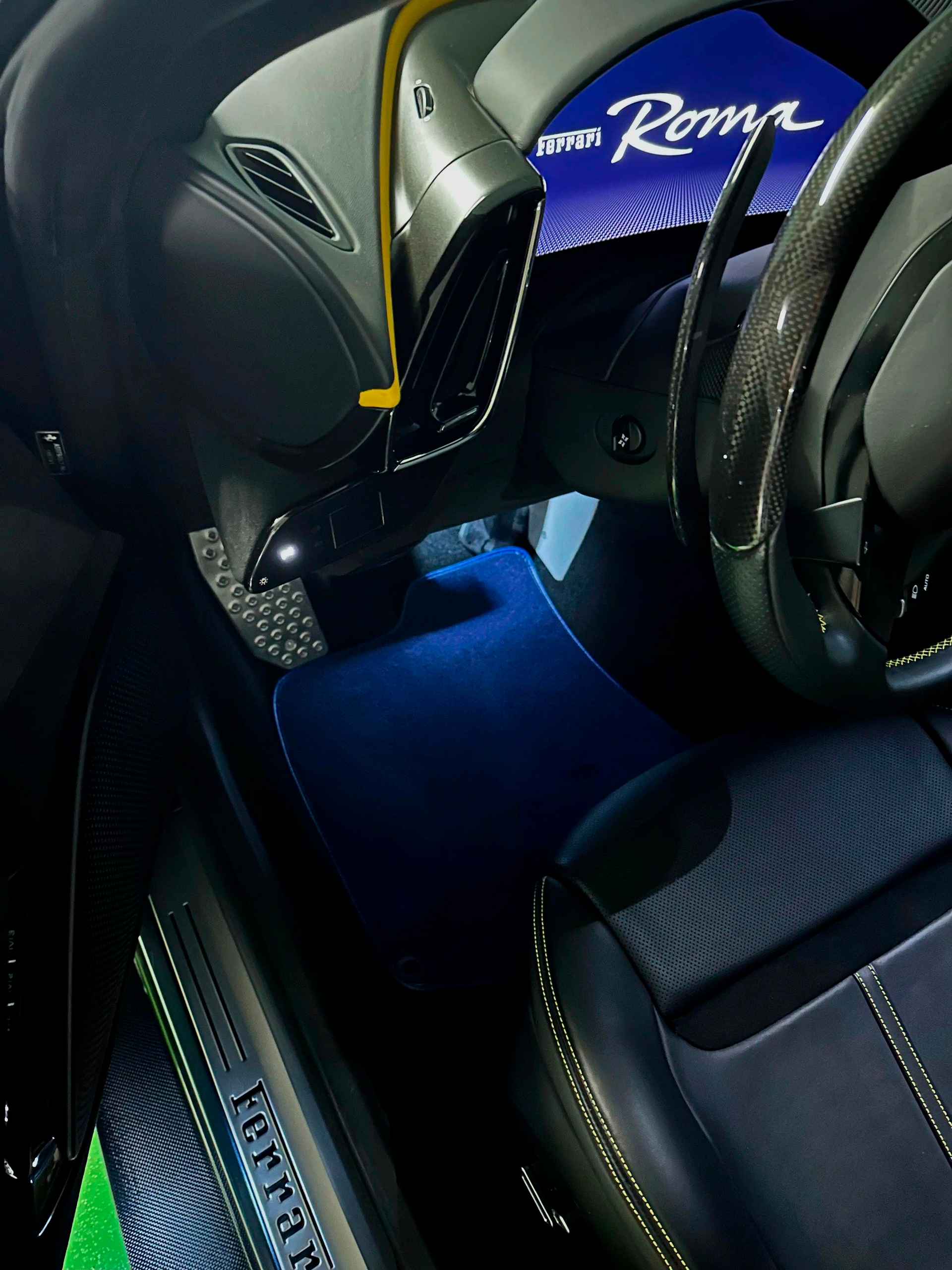 Tapis de voiture en peau de mouton rouge pour Ferrari Roma (2021-2024) - AutoWin