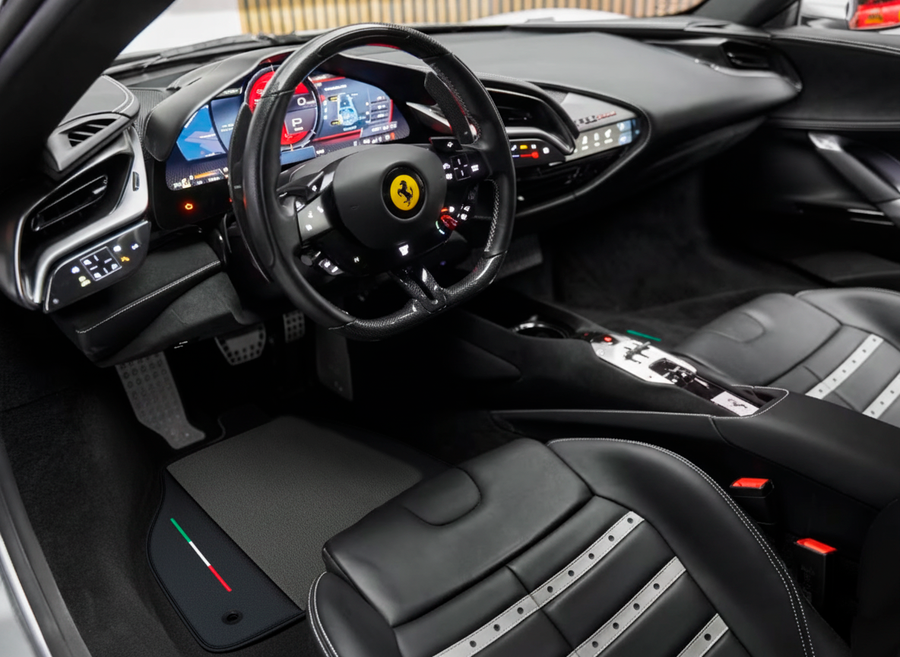 Graue Fußmatten für Ferrari SF90 Stradale (2019-2024) mit Leder