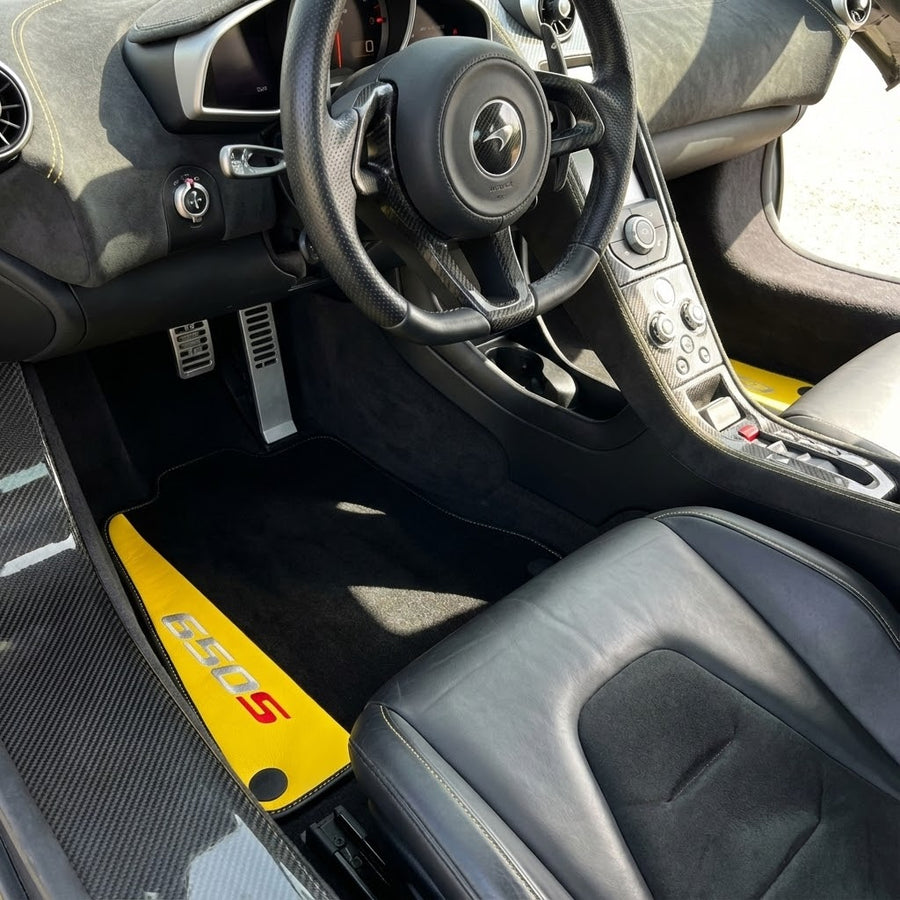 Schwarze Fußmatten für McLaren 650S, schwarz, maßgeschneidert mit gelbem Leder