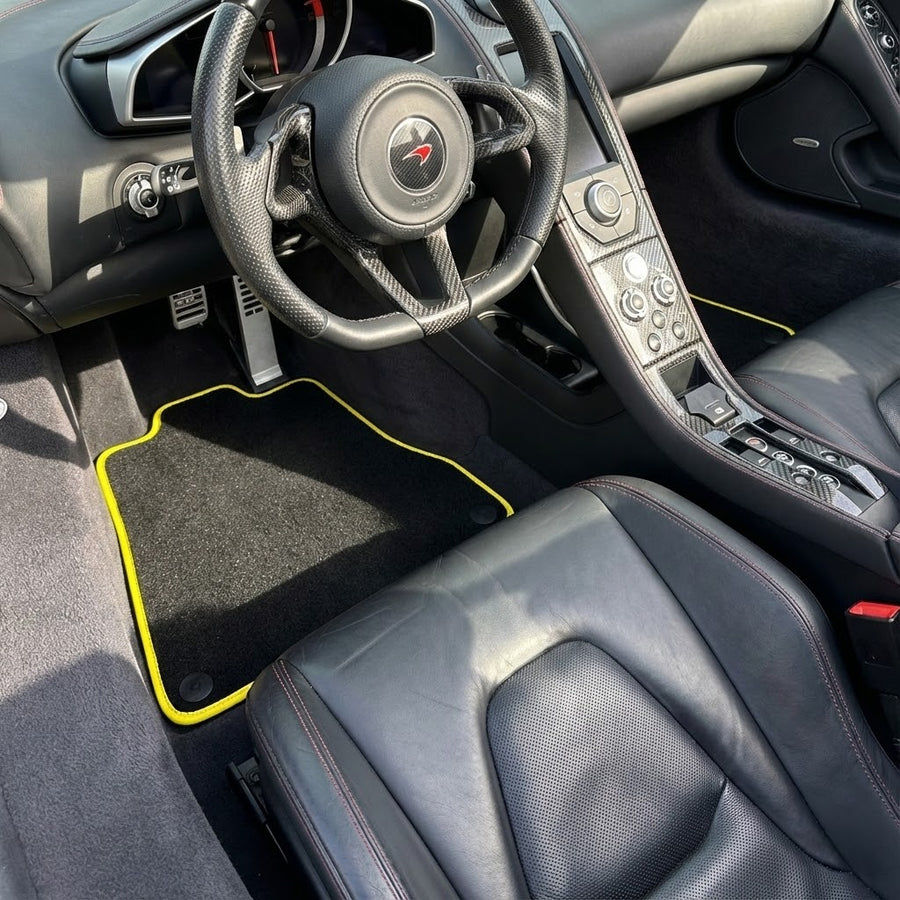حصائر سيارات لمكلارين MP4-12C (2011–2014) مخصصة باللون الأسود مع حواف صفراء