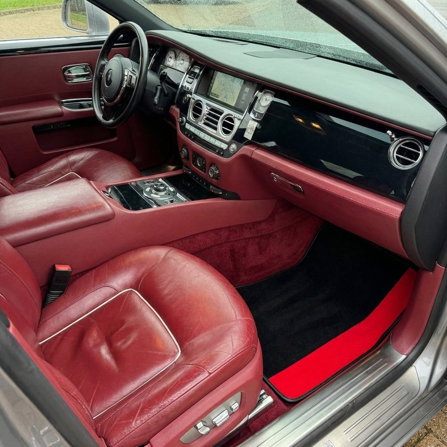 Tapis de voiture noirs sur mesure pour Rolls Royce Ghost Series II (2021-2024) avec Alcantara rouge