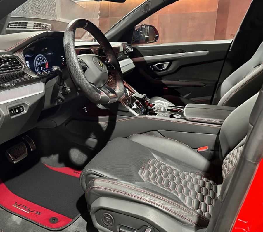 Schwarze Fußmatten für Lamborghini Urus mit bordeauxfarbenem Alcantara-Leder