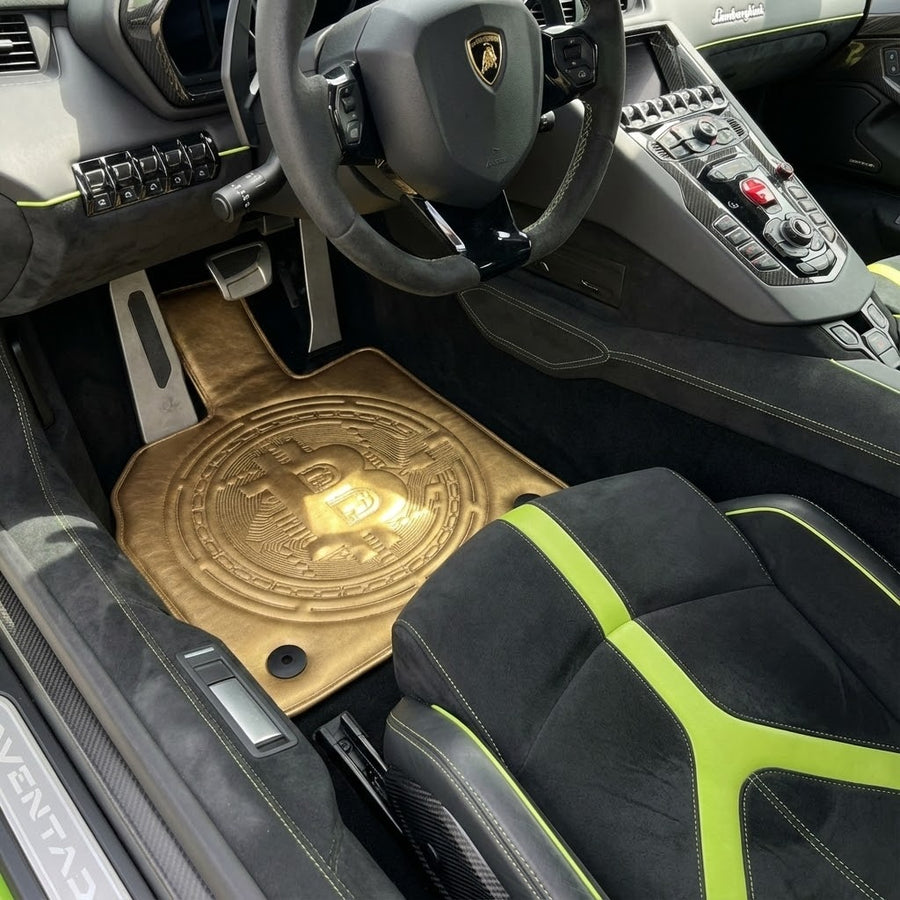 Tappetini in pelle dorata per Lamborghini Aventador con