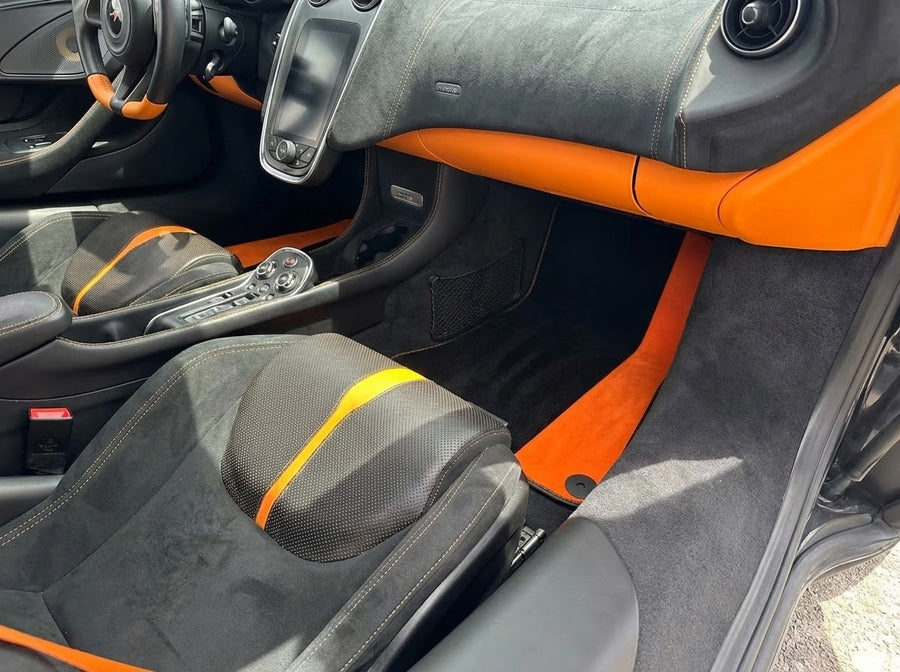 حصائر سيارات سوداء لمكلارين 570S (2015-2021) مع جلد برتقالي