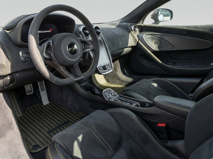 سجاد السيارات الجلدية لموديل McLaren 570S (2015-2021) قماش أسود مع خياطة صفراء