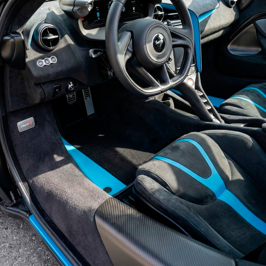 Schwarze Fußmatten für McLaren 750S (2023-2025) mit blauem Leder