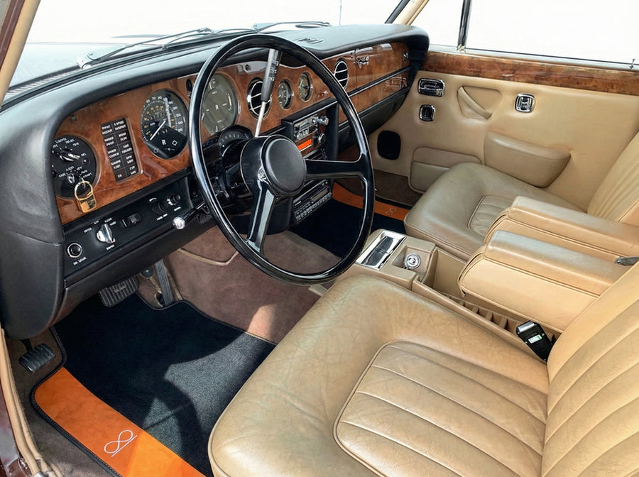 Schwarze Fußmatten für Rolls Royce Shadow 1965–1977 mit orangefarbenem Alcantara-Leder