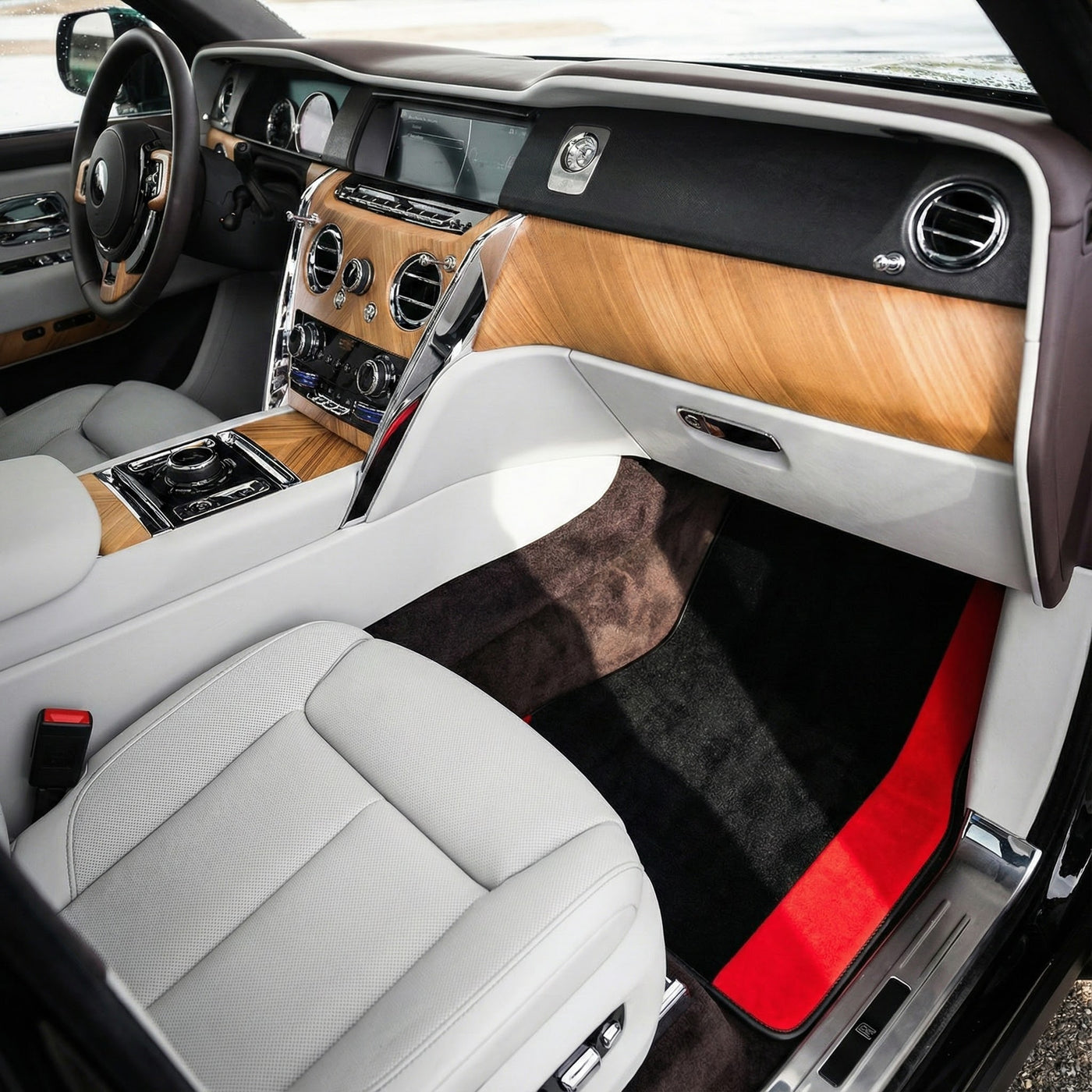 Tapis de voiture noirs sur mesure pour Rolls Royce Cullinan avec cuir Alcantara rouge