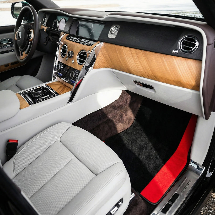 Maßgefertigte schwarze Fußmatten für Rolls Royce Cullinan mit rotem Alcantara-Leder