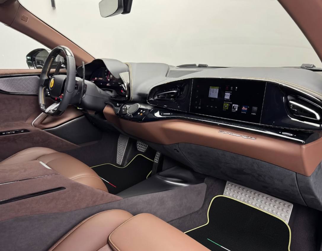 Anpassbare Fußmatten mit Dreiecksmuster für Ferrari Purosangue (2023-2024) - AutoWin