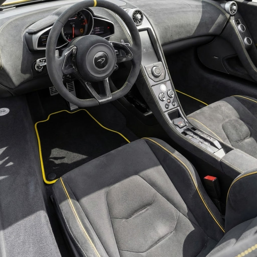 Fußmatten für McLaren 720S, schwarz, maßgeschneidert mit gelbem Rand