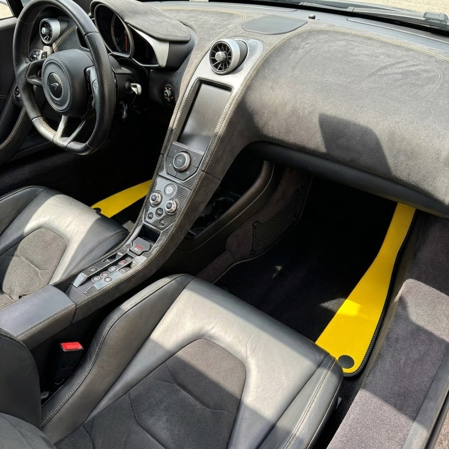 Schwarze Autofußmatten für McLaren MP4-12C (2011–2014) mit gelbem Leder