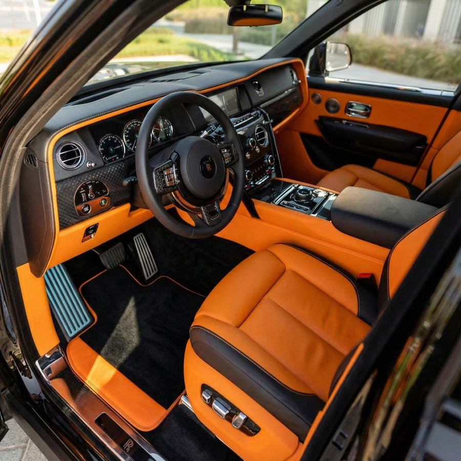 Tappetini per auto neri su misura per Rolls Royce Cullinan con pelle arancione