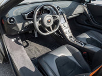 Fußmatten für McLaren 720S Alcantara, schwarze, maßgeschneiderte Teppiche mit orangefarbenen Nähten