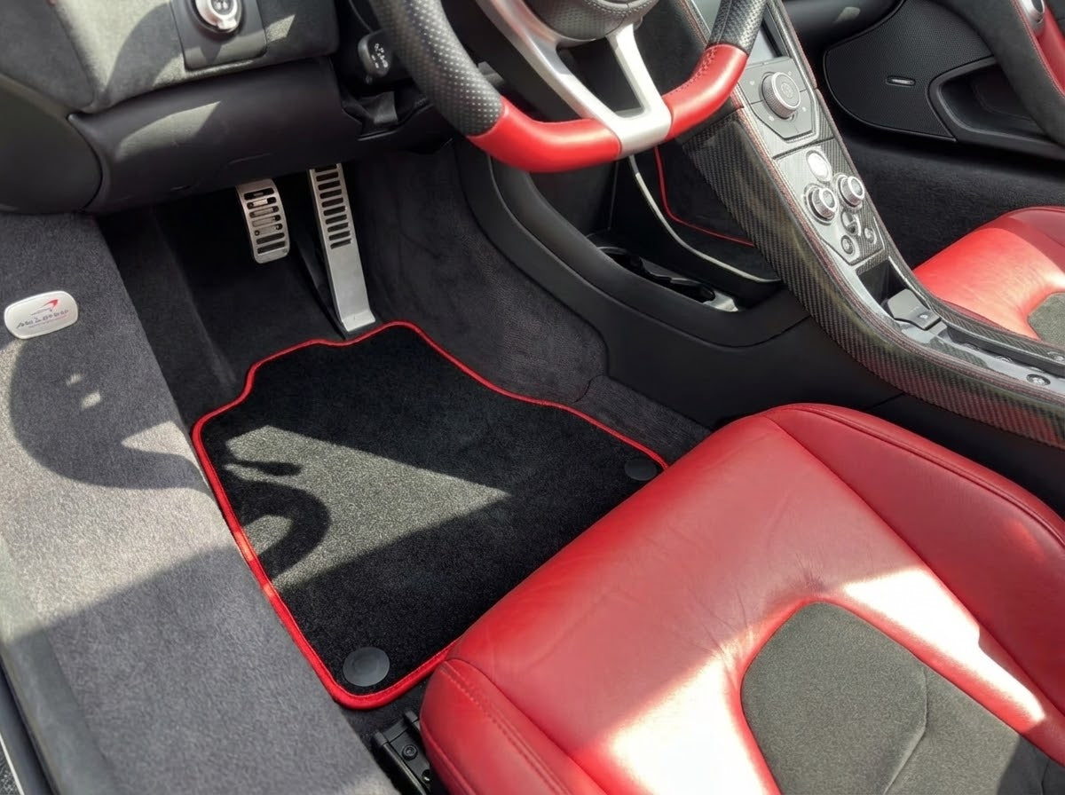 Alfombrillas para McLaren MP4-12C (2011–2014) personalizadas en negro con ribete rojo