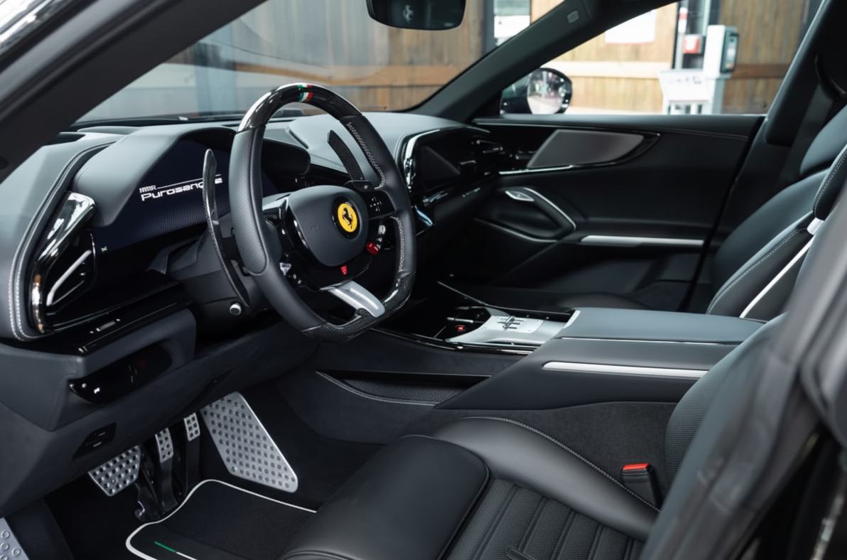 Tapis de voiture noirs pour Ferrari Purosangue avec cuir et bord blanc | Édition italienne