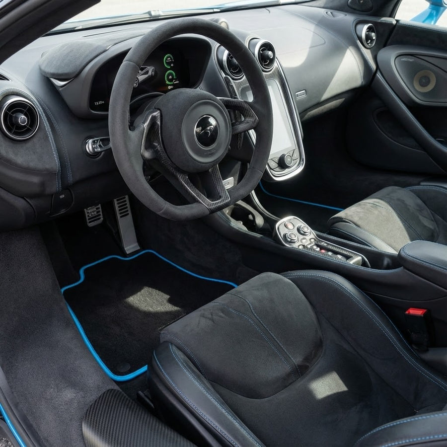 Schwarze Autofußmatten für McLaren 570S (2015-2021) mit blauer Einfassung
