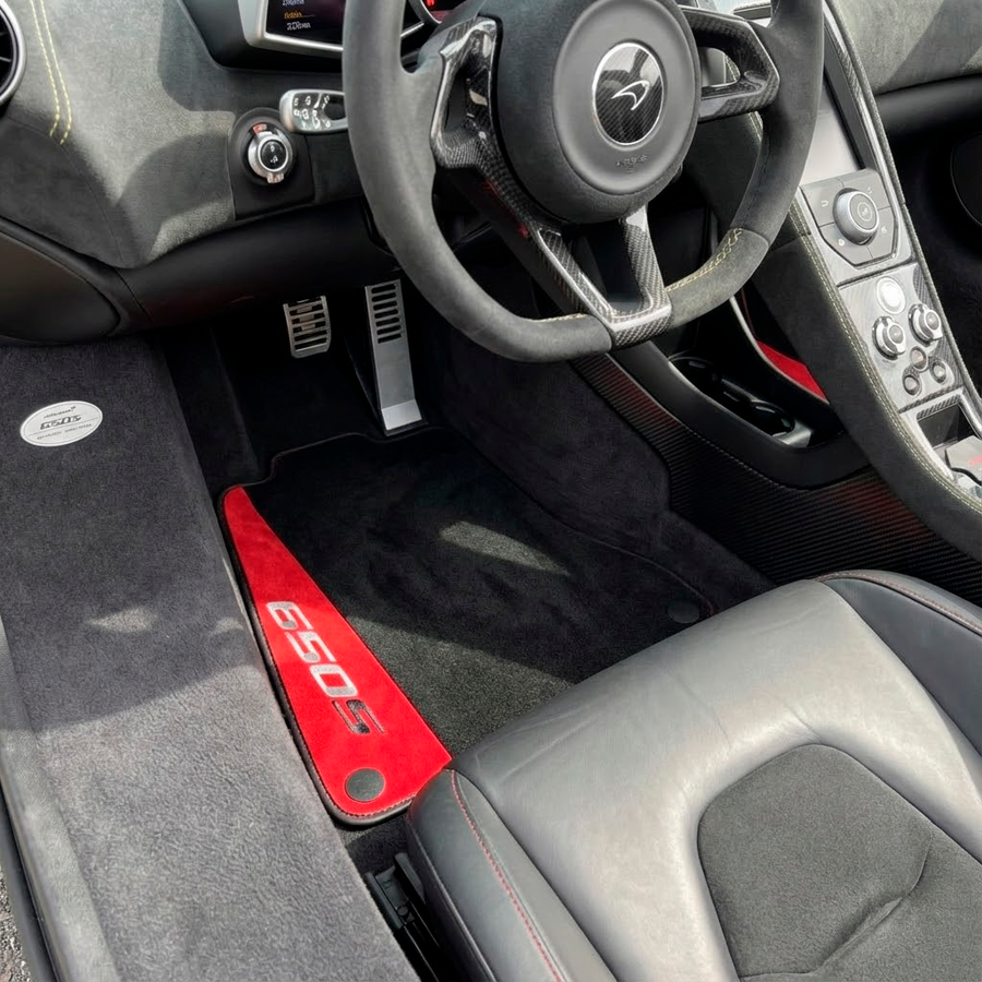 Schwarze Fußmatten für McLaren 650S, schwarz, maßgeschneidert mit rotem Alcantara-Leder