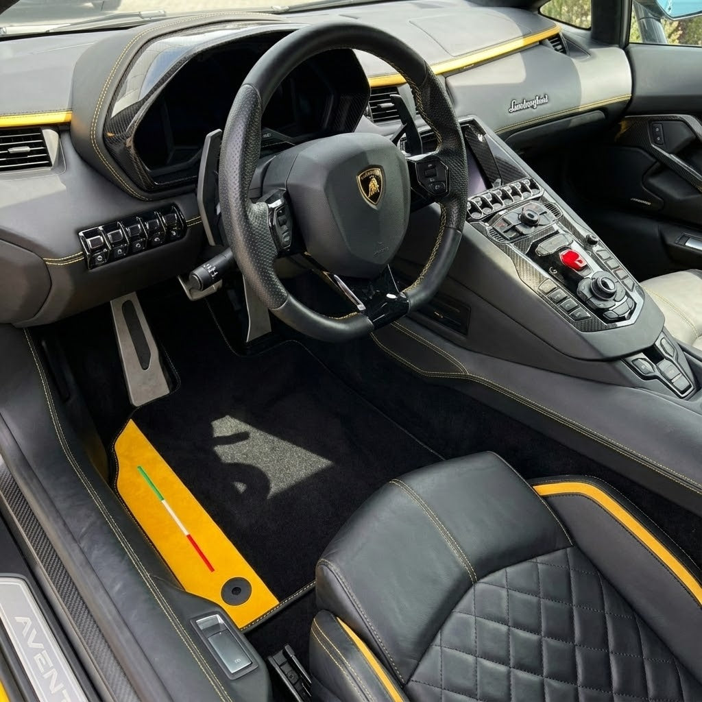 Tapis de voiture noirs personnalisables pour Lamborghini Aventador en cuir Nappa jaune (Giallo Taurus)
