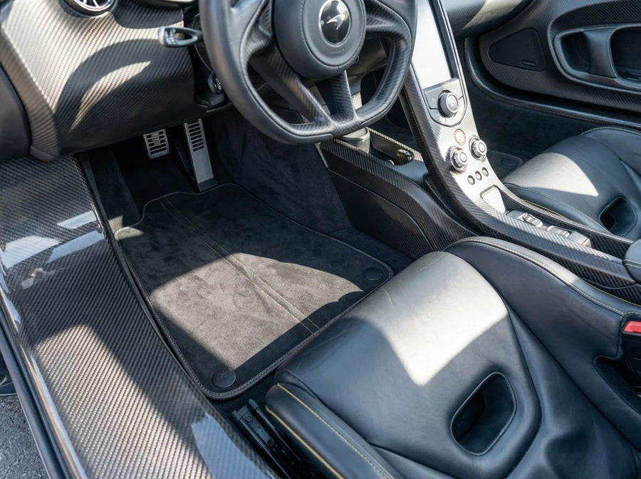 Schwarze Fußmatten für McLaren P1 (2013-2015) mit Alcantara | Orange Nähte