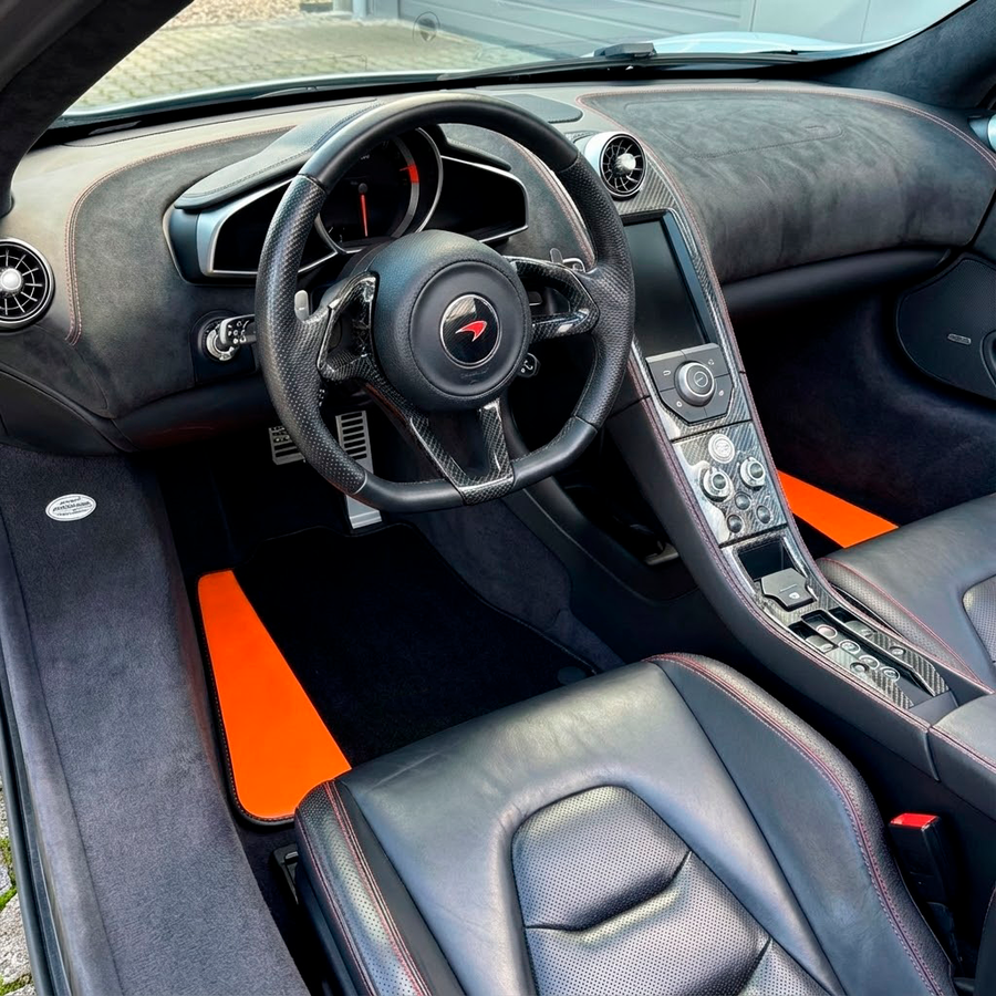 سجاد السيارات الأسود لموديل McLaren MP4-12C (2011–2014) مع جلد برتقالي