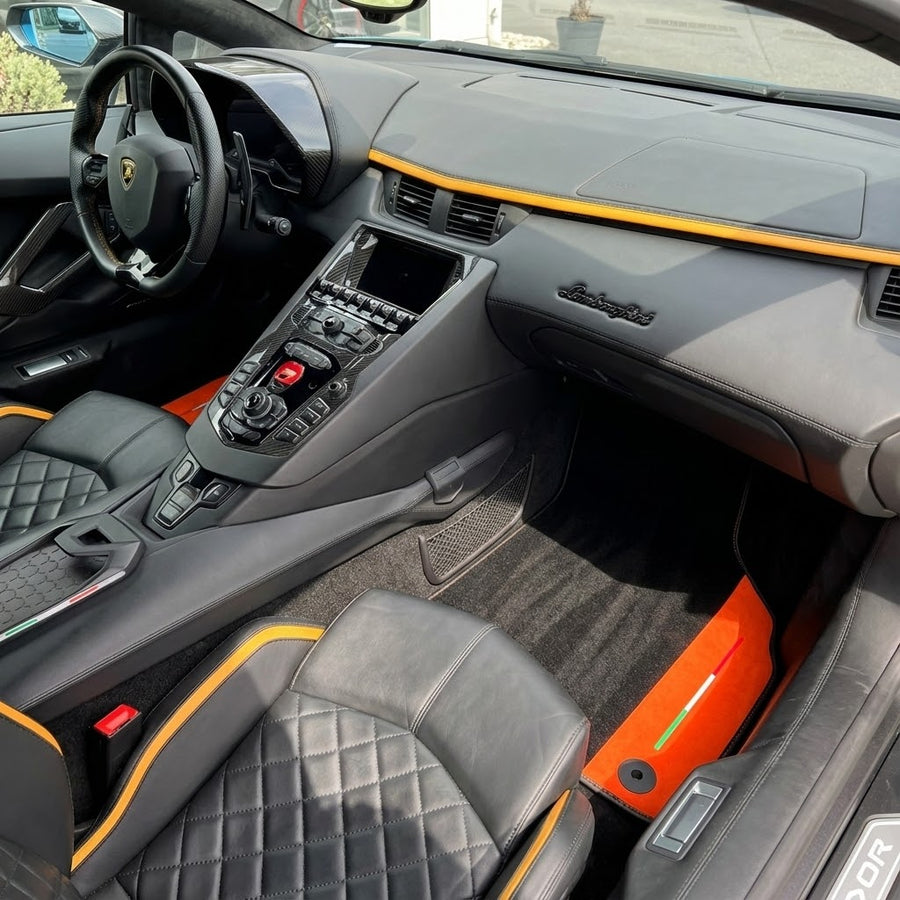 Anpassbare schwarze Fußmatten für Lamborghini Aventador mit orangefarbenem (Arancia Mira) Nappaleder