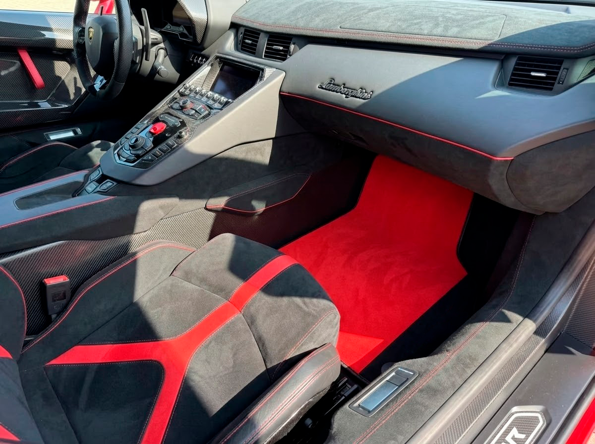 Tappetini per auto neri personalizzabili per Lamborghini Aventador con pelle rossa