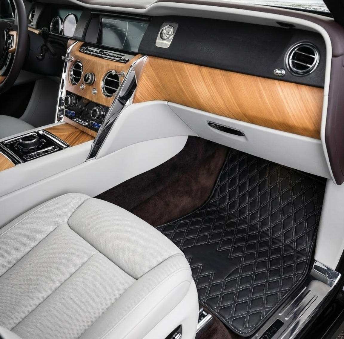 Tappetini per auto in pelle nera personalizzati per Rolls Royce Cullinan (2018-2025) con cuciture bianche