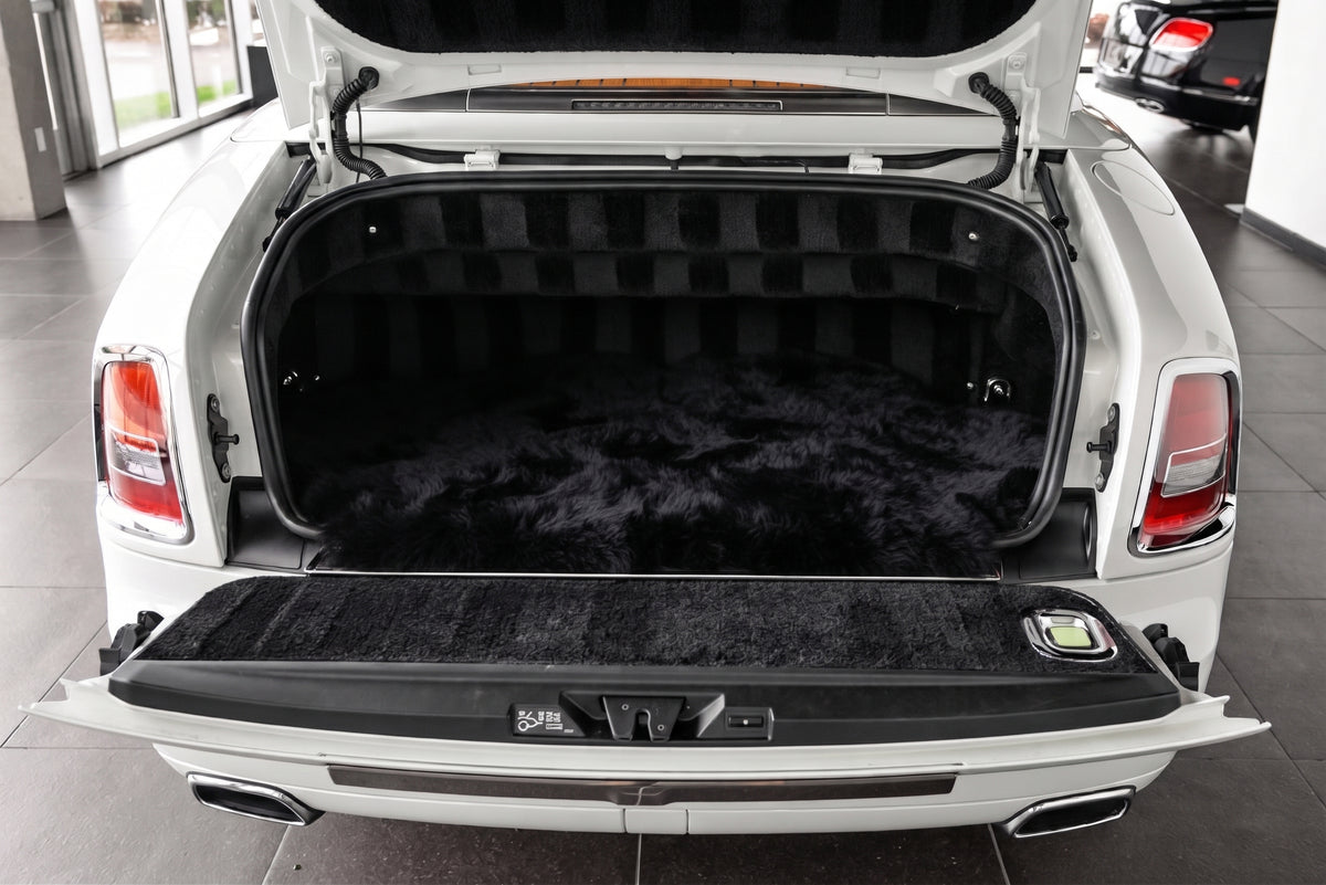 Interior look of floor mats for Anpassbare Kofferraummatte aus schwarzem Schaffell für Rolls-Royce Phantom Drophead Coupé (2007-2016)