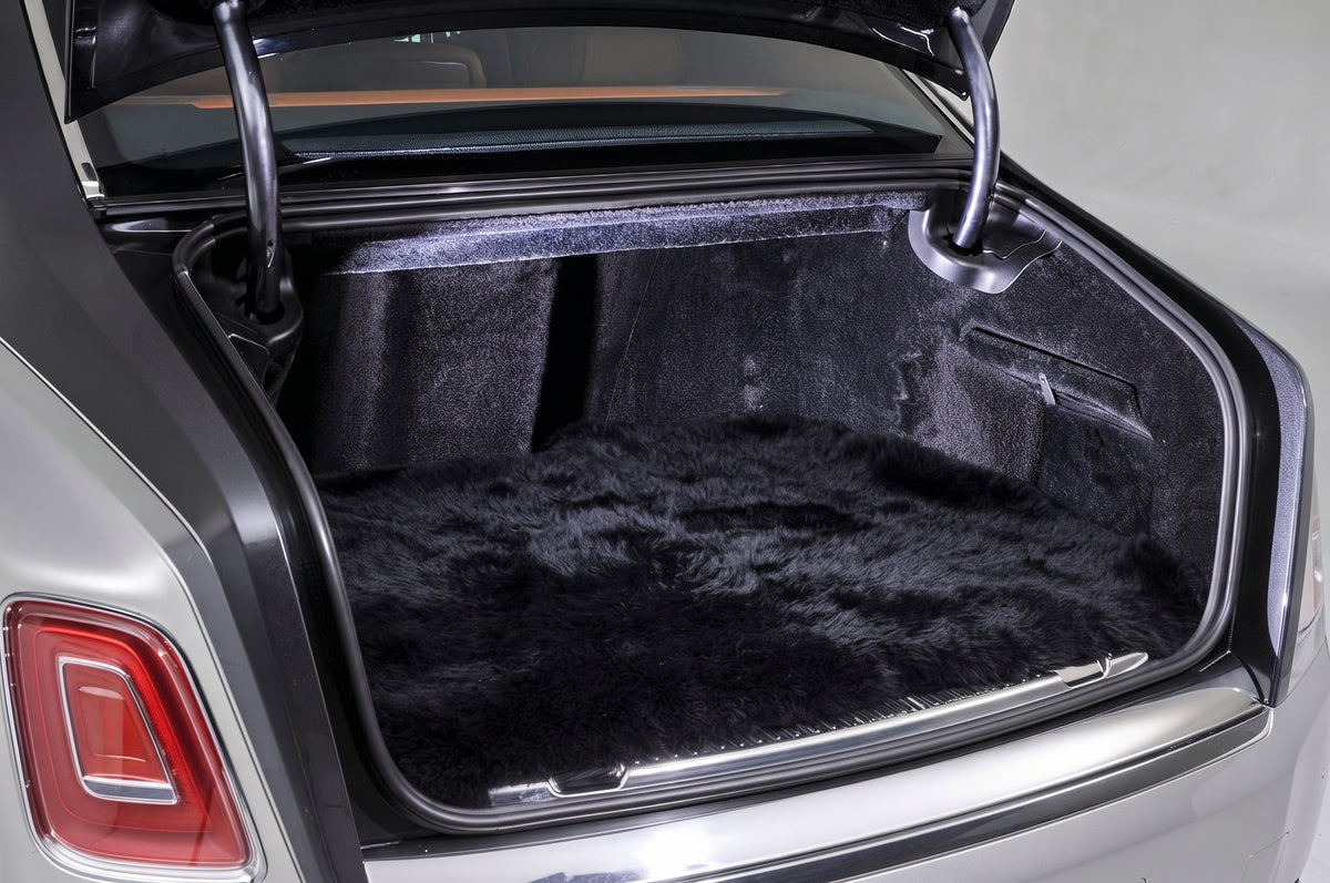 Interior look of floor mats for Tapis de coffre en peau de mouton noir sur mesure pour Rolls-Royce Phantom VIII (2017-2024)