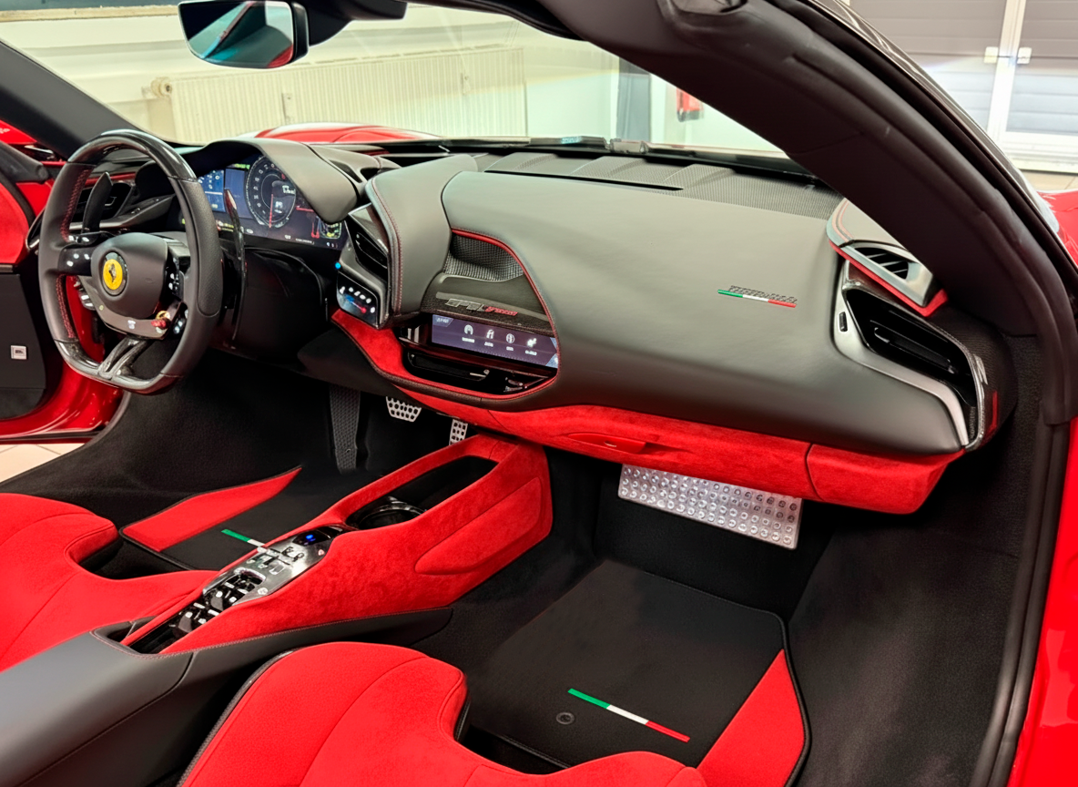 Tapis de voiture noirs pour Ferrari SF90 Stradale avec bordures en Alcantara rouge | Édition italienne